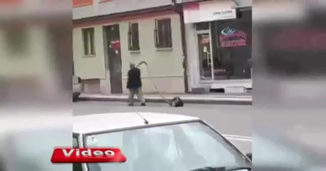 Elektrikli süpürgeyi sokakta gezdirdi