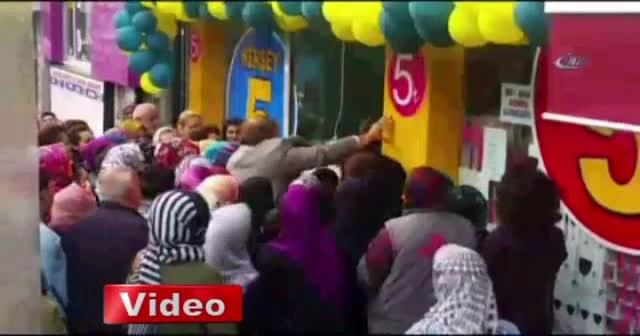 Fatih'te bir mağazada yapılan indirim izdihama yol açtı