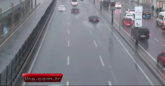 İstanbul’da beklenen yağış etkisini göstermeye başladı
