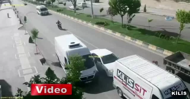 Kamyonun altında kalmaktan saniyelerle kurtuldu