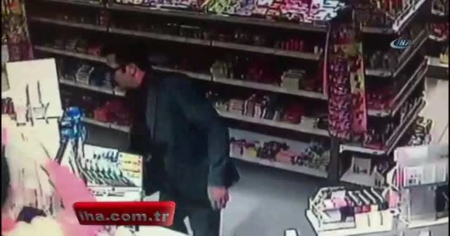 Kasiyerlerin dikkatsizliğinden faydalandı, dolandırdı