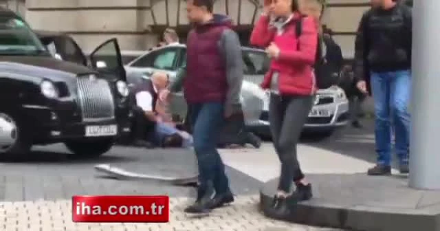 Londra'da araç kalabalığın arasına daldı