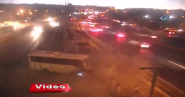 Metrobüs yoluna giren servis minibüsü kamerada