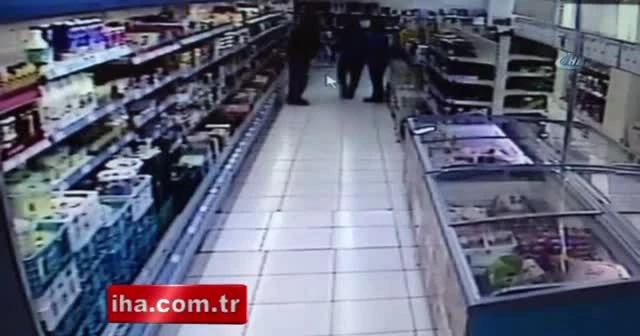 Müşterilerin şaşkın bakışları arasında silahlı soygun