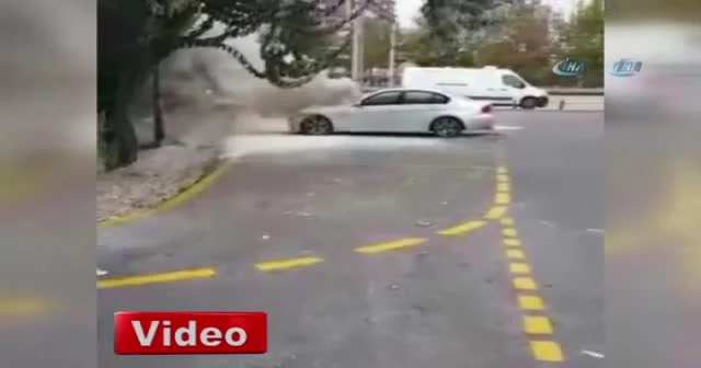 Park halindeki otomobil alev alev yandı