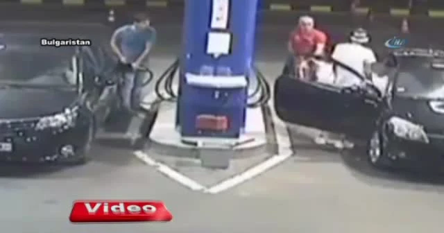 Sen misin benzin istasyonunda sigara içen!