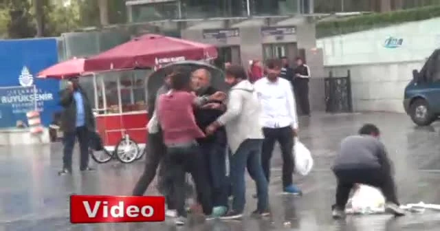 Taksim'de şemsiye satıcılarının meydan kavgası