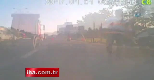Tır, kör noktasına giren araca böyle çarptı
