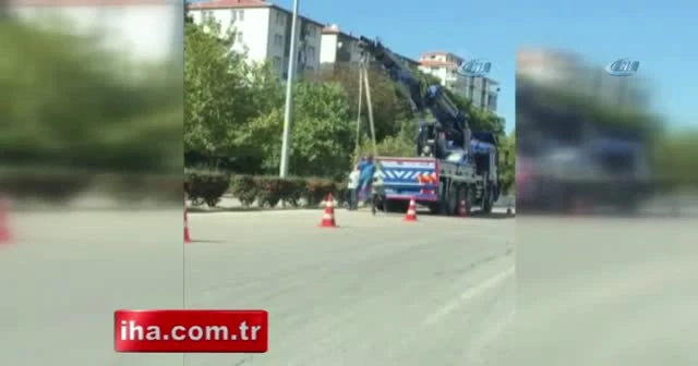 Vinçte salıncak keyfi kamerada