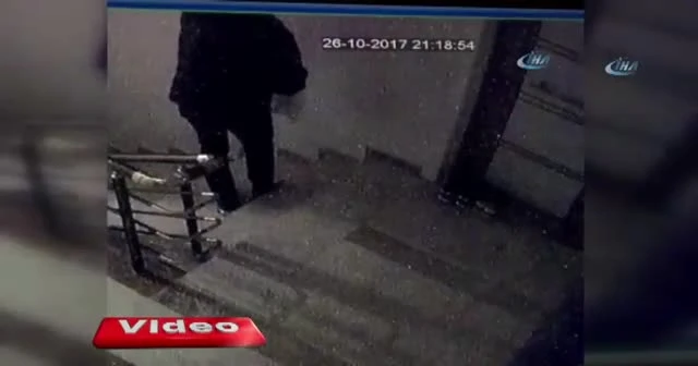 Apartmanda ayakkabı hırsızlığı kamerada