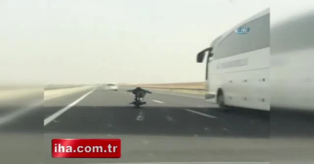 Motosiklet sürücüsünün tehlikeli yolculuğu