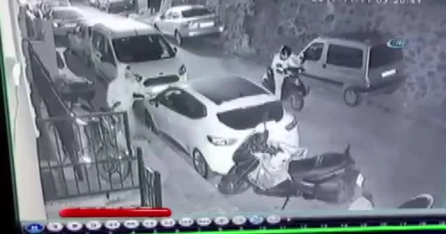 Motosikletle gelerek motosiklet çalan hırsızlar kamerada