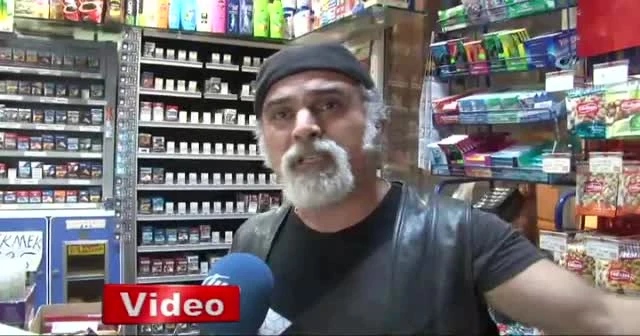 Önce kameranın yönünü değiştirdi ardından büfeyi soydu