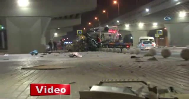 Paramparça olan otomobilden sağ kurtuldular