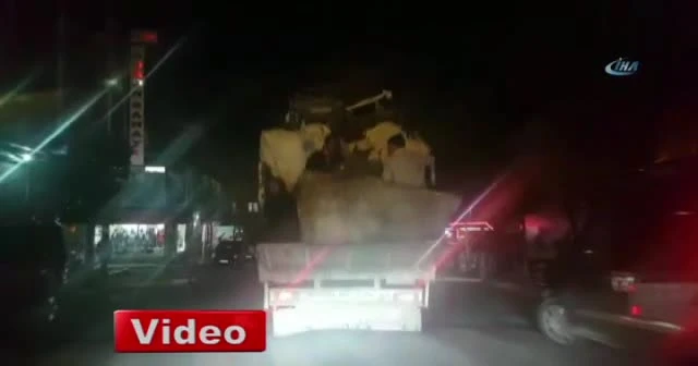 Yük sınırını aşan kamyonet tepesinde tehlikeli yolculuk