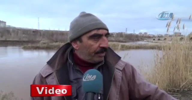 Sivas'ta soğuk havada 'basma tor' ile balık avı