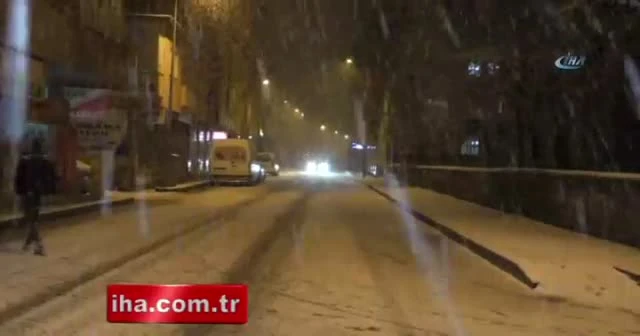 Ağrı’da lapa lapa kar yağıyor