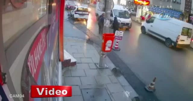 Aniden yola fırlayan çocuğa minibüs böyle çarptı