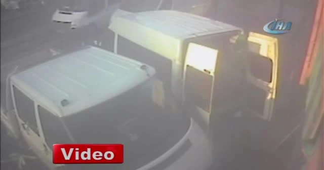 Araçlarını dükkan sahibinin üzerine süren hırsızlar kamerada