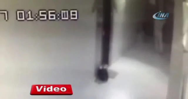 Balyozlu hırsız kapıyı açamayınca tekmeledi