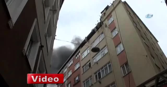 Beyoğlu’nda bir binanın çatısı alev alev yandı