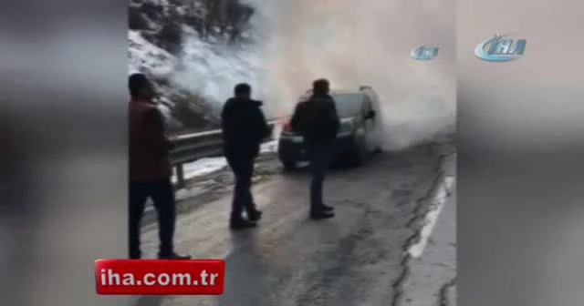 Bitlis’te seyir halindeki araç alev alev yandı