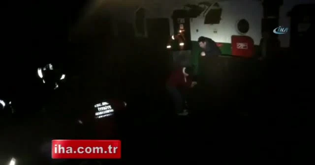 Dev dalgaların ikiye böldüğü gemideki personel böyle kurtarıldı
