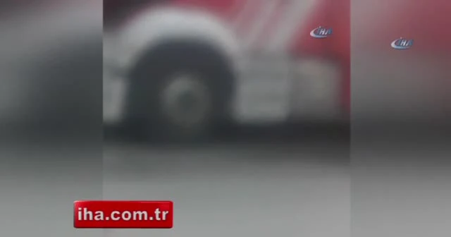 Esenyurt'ta oto tamirhanesinde yangın, 5 araç küle döndü