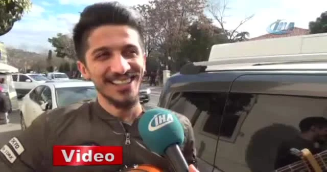 Ev sahibi kapıya dayanınca gitarına sarıldı