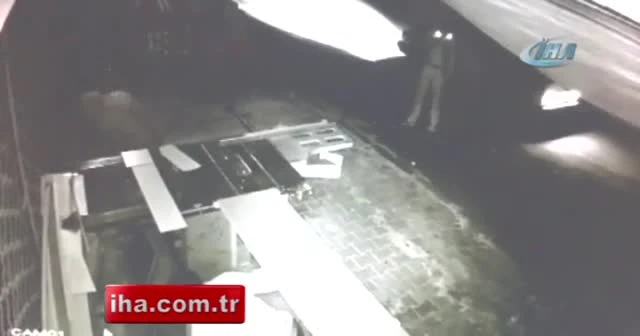 Güvenlik kamerasını yukarıya kaldıran şaşkın hırsızlar kamerada