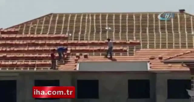 İnşaat işçilerinin önlemsiz çalışması yürekleri ağza getirdi