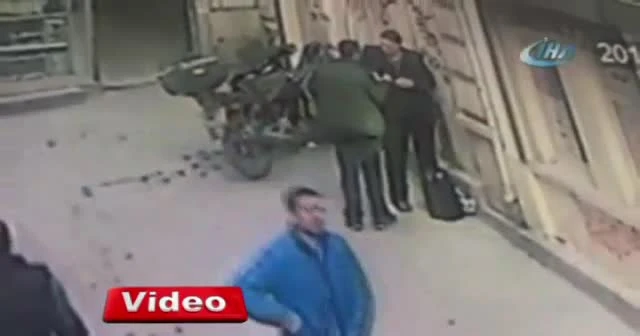 Karaköy’de yaşlı adamı 'fakirlere para dağıtacağız' diyerek dolandırdılar