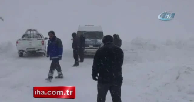Karda mahsur kalan öğretmenler kurtarıldı