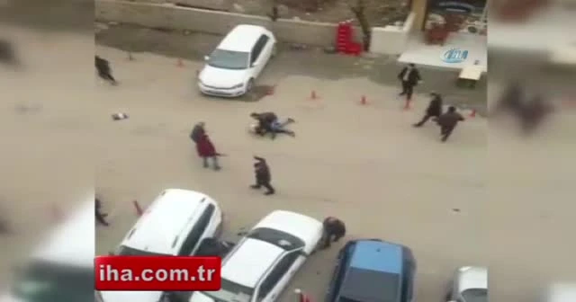 Kavga ettiği grubun arasına araçla daldı
