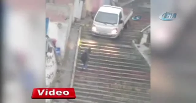 Kestirmeden inmek için aracını merdivenlere sürdü