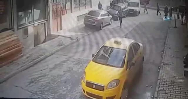 Kızının boğazına bıçak dayadı