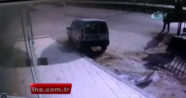 Kontrolden çıkan otomobilin altında kalmaktan son anda kurtuldular