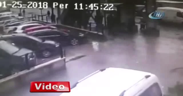 Minibüs durakta bekleyenlere çarptı! İşte o anlar...