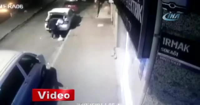 Otomobilin bagajından takım çantası çaldı