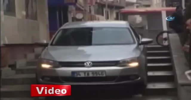 Otomobiliyle merdivenlerden inmek isteyen sürücü zor anlar yaşadı