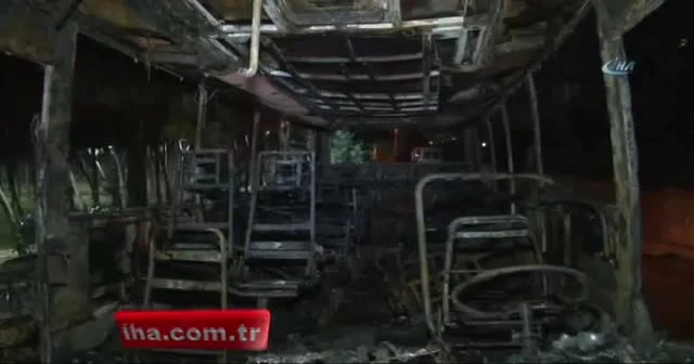 Park halindeki otobüs alev alev yandı
