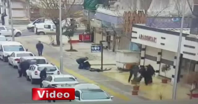 Sokak ortasındaki çatışma kameraya yansıdı