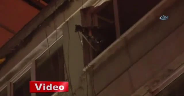 Taksim'de bir binanın çatı katında yangın çıktı