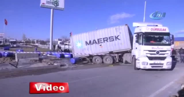 Tren tonlarca kimyasal madde yüklü tıra çarptı