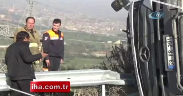 Virajı alamayan beton mikseri devrildi