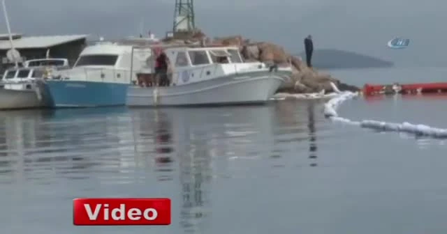 Yakıtla kaplanan Urla limanında temizleme çalışmaları sürüyor