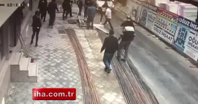 Anne kızını ölümden saniyelerle kurtardı