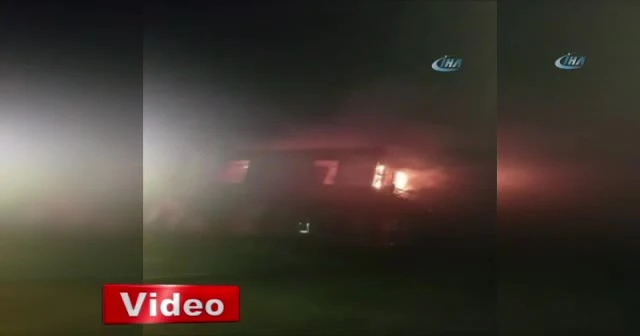 Çift katlı çiftlik evi küle döndü