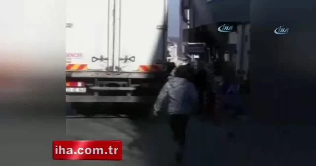 Kamyonun arkasından tutunan çocuğun tehlikeli oyunu kamerada