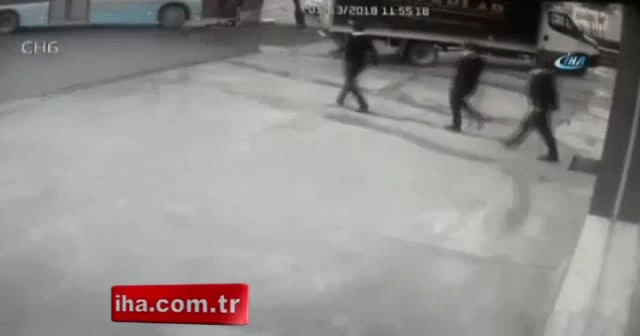 Kontrolden çıkan özel halk otobüsü otomobili böyle sürükledi